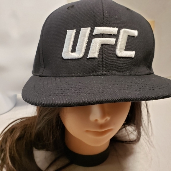 UFC Reebok SnapBack in black with white embroidery - Picture 2 of 6